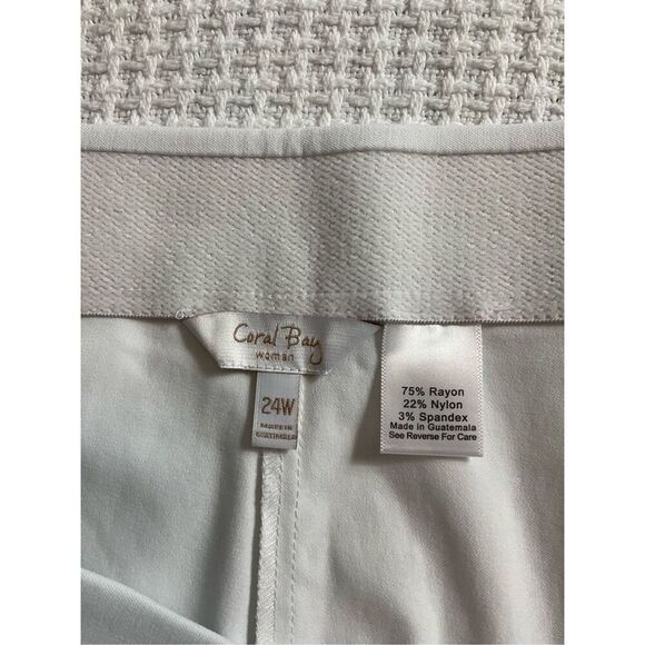 CORAL BAY WOMAN’S 24W White Capris - Picture 5 of 6